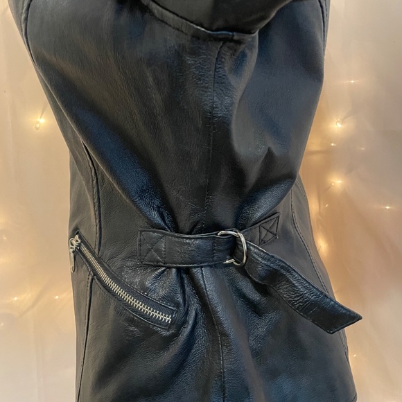 Classic Black Leather Jacket – Timeless & Versatile - Picture 3 of 4